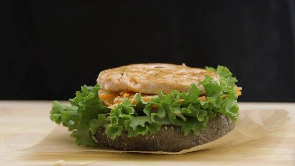 把鱼汉堡放在沙拉上面包放在上面