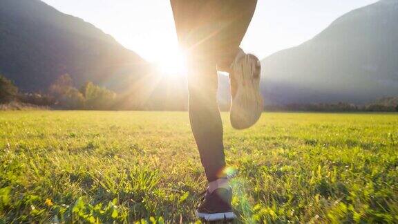 保持健康的生活方式锻炼身体做有氧运动在户外慢跑