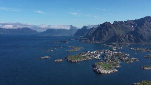 鸟瞰图飞越大西洋俯瞰挪威罗浮敦群岛的海宁斯维尔渔村