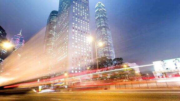繁忙的交通灯火通明的建筑物和街道在夜晚的现代城市香港时间流逝
