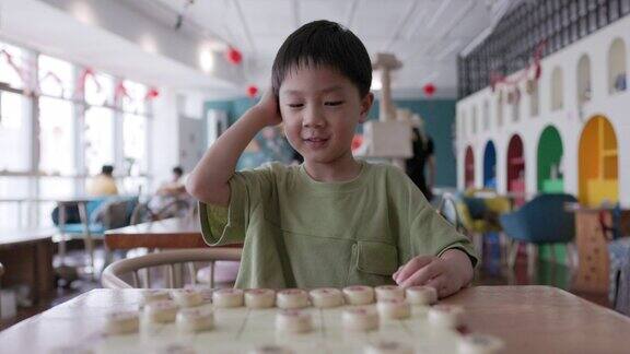 一个下中国象棋的小男孩