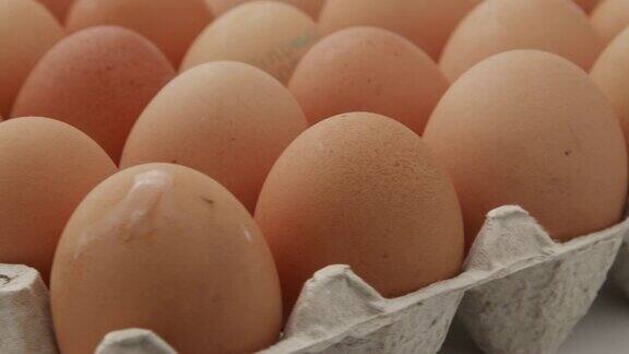 鸡蛋放在纸板箱里旋转拍摄鸡白鲜生鸡蛋放在鸡蛋容器里鸡蛋盒与鸡蛋在白色的桌子上打开装有十个棕色鸡蛋的鸡蛋盒许多新鲜的生鸡蛋在纸箱里鸡棕色新鲜生鸡蛋在一个鸡蛋容器