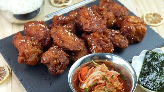 韩式炸鸡配辣酱传统的韩式食物炸鸡配米饭和泡菜放在木桌上