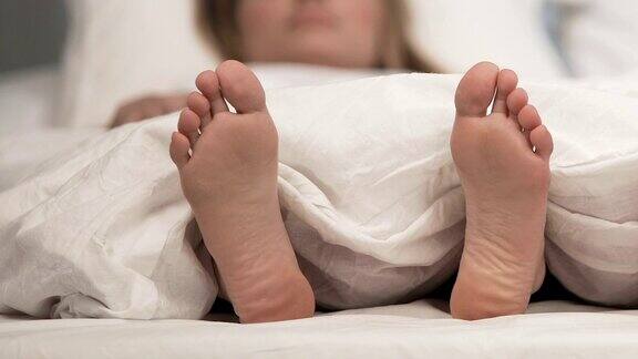 女士在床上脚痒不适真菌皮肤病问题医疗护理