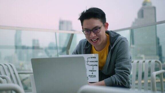 聪明积极的微笑亚洲男性商人视频会议远程工作讨论有关战略业务规划新的创业想法概念商务会议通过笔记本电脑在线