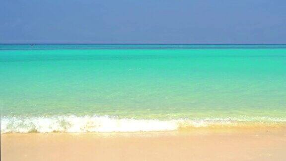 皮皮玛雅海滩与蓝色的绿松石海水普吉岛在夏季旅游假期旅行期间安达曼海域泰国旅游景点与蓝天白云
