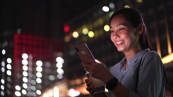 女商人在晚上使用智能手机