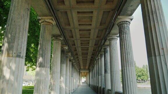 德国柏林国家博物馆的一个长柱画廊