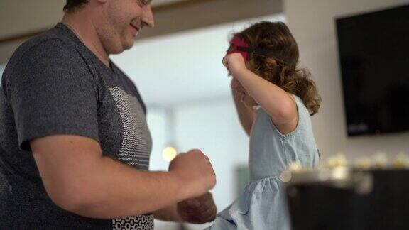 父亲和女儿在家里跳舞和玩耍