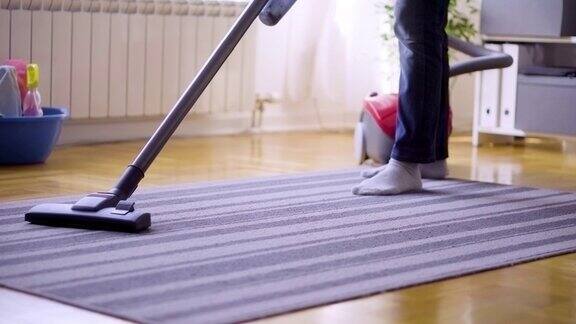 在家里用吸尘器清洁地毯的资深妇女