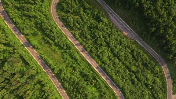 从直升机上俯瞰蜿蜒的道路