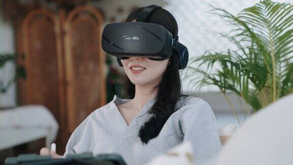 女性在家使用VR眼镜工作