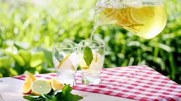 柠檬水加冰橙子和酸橙片在玻璃杯中