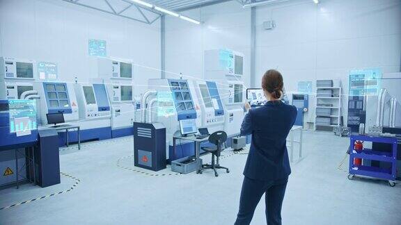 工业4.0工厂:女工程师使用数字平板电脑与AR软件连接高科技数控机械机器人手臂和可视化的设备维护和诊断