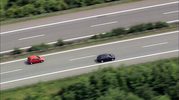 汽车在E50高速公路-鸟瞰图-巴伐利亚直升机拍摄空中视频电影建立拍摄德国