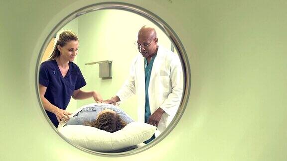 医学专业人士的观点病人通过CT扫描仪