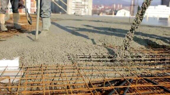 工人们在建筑物顶部浇筑混凝土