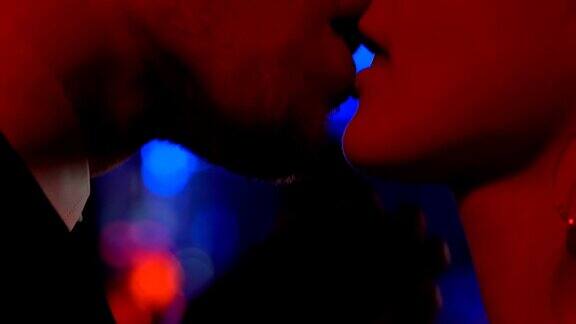 男女朋友在派对上接吻一夜情激情亲密