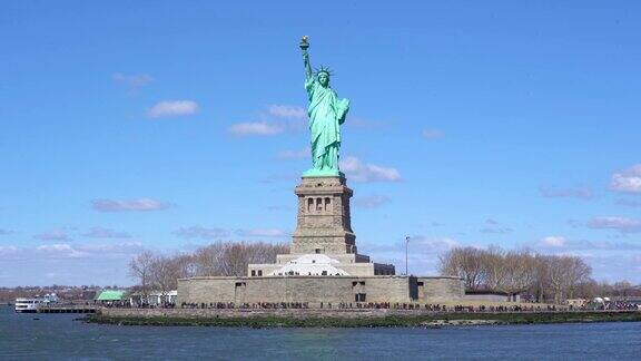 美国纽约曼哈顿纽约港自由岛自由女神像照亮世界的4k视频场景旅游和世界遗产