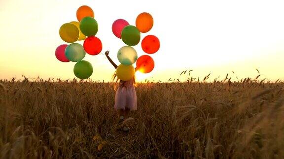 穿着彩色气球衣服的年轻女孩正在田野上奔跑
