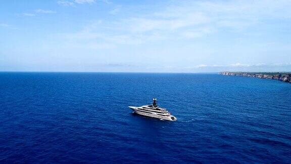 鸟瞰图与一艘游艇在地中海与蓝色海水的太阳反射游艇在悬崖附近航行11、地平线上只有海蓝天下有海