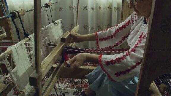 一个织布工正在编织传统皮带的推拉拍摄