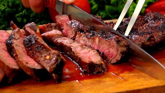 准备好的牛肉用刀在木板上切成片