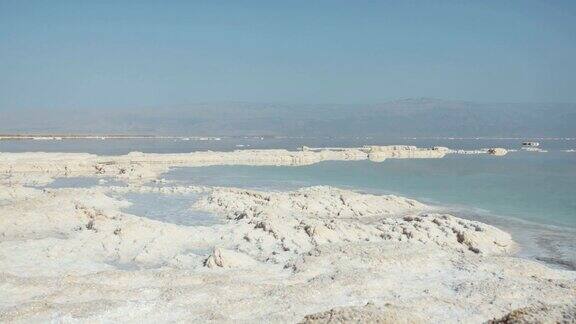 以色列死海岸边的盐沉积