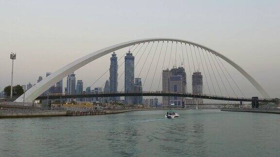 黄昏迪拜城著名的人行天桥运河市中心全景4k阿拉伯联合酋长国