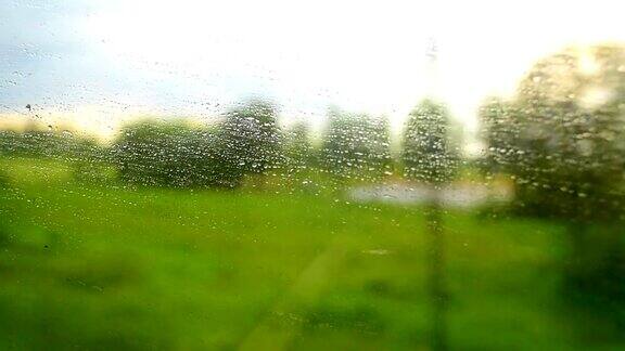 雨和窗外的乡村景色