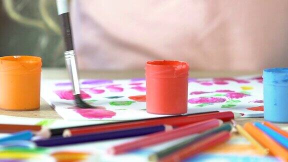 儿童用画笔混合绘画颜色特写水粉颜料罐艺术