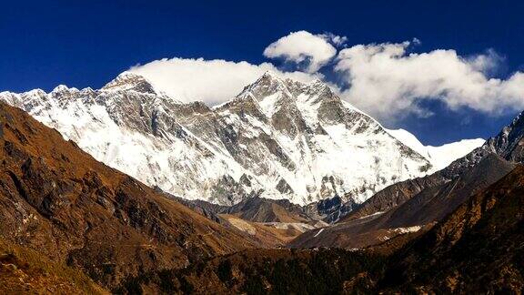 从尼泊尔的纳姆切集市可以看到珠穆朗玛峰和洛子峰间隔拍摄