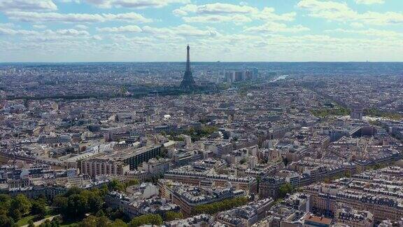 2019年5月法国巴黎:无人机俯瞰埃菲尔铁塔和历史名城中心