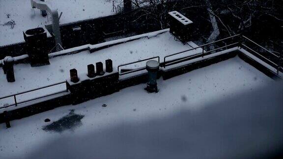 城市里的暴风雪被雪覆盖的建筑物、屋顶和街道