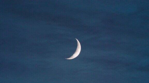 地平线上有一轮明月月光和快速移动的云