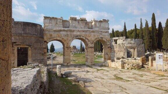德尼兹利Pamukkale的希拉波利斯古城遗址中的Frontinus门的全景