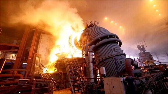 钢铁厂爆炸焚化炉火焰火花和烟雾大全景
