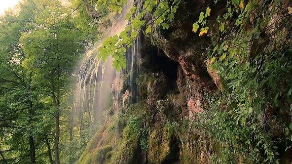 瀑布在美丽和自然的中间
