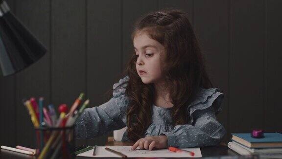 小女孩在思考如何解决家庭作业
