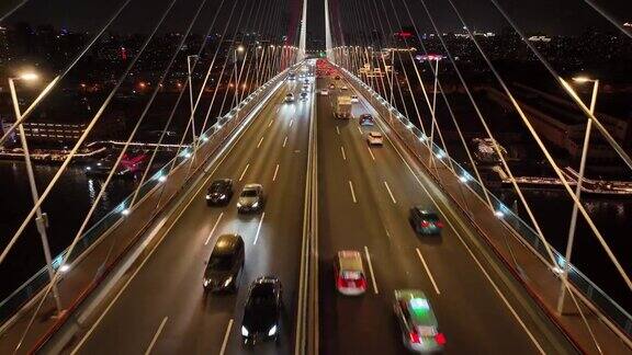 无人机航拍地标大桥上的公路交通在夜间