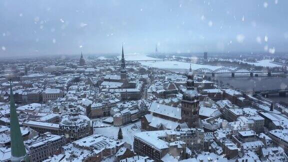 冬季里加老城被雪覆盖的全景鸟瞰图从上面俯瞰大教堂的圆顶