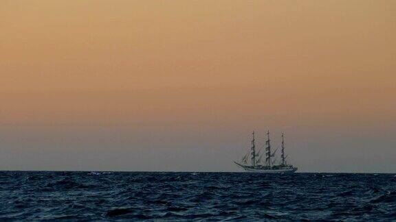旅行背景-老式帆船在海上满帆在日落
