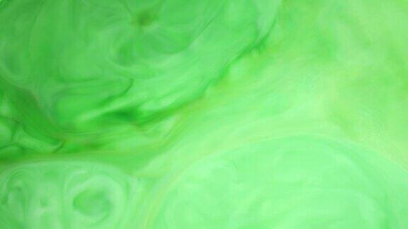 4k墨水在水里绿色墨水在水中反应创造抽象的背景