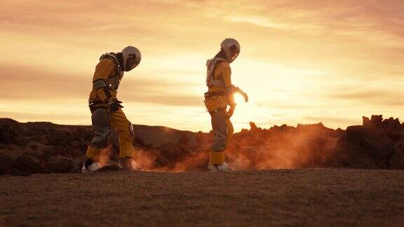 两名宇航员在火星上在一个陌生的星球上跳舞