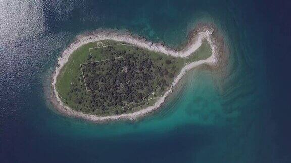 顶部鸟瞰图小沙漠鱼形状的岛屿加兹在布里朱尼岛伊斯特里亚克罗地亚没有日志格式