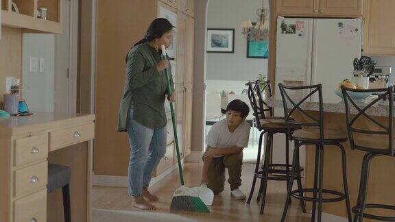 青春期男孩帮妈妈做家务