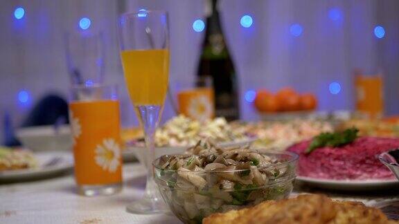 圣诞餐桌的节日菜肴与传统食物蘑菇、沙拉、肉类