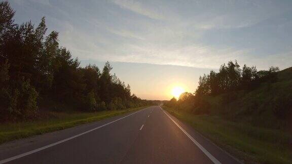 在夕阳西下的乡间小路上开车
