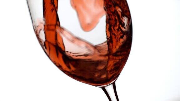 白色背景下红酒倒入玻璃杯的慢动作镜头