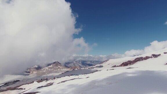 艾尔布鲁士山被雪覆盖的山峰透过厚厚的云层俯瞰